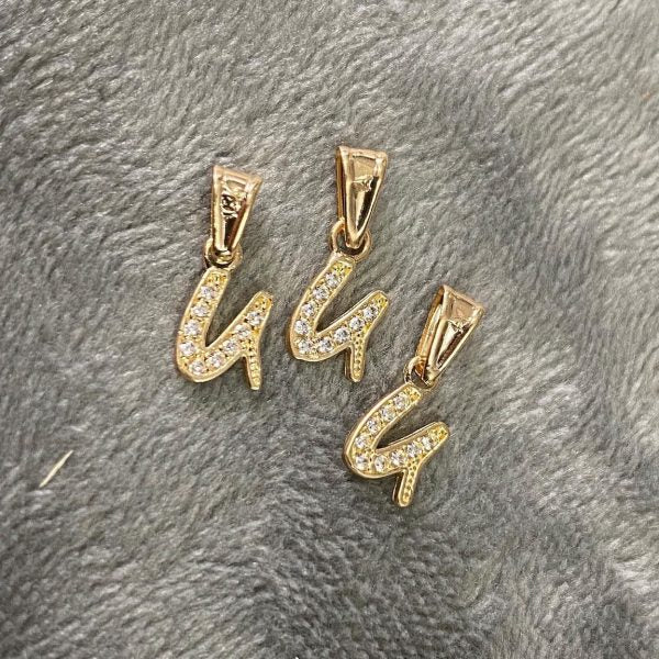 Dije de letra U 0.35gr / Largo 1.3cm — Oro Amarillo