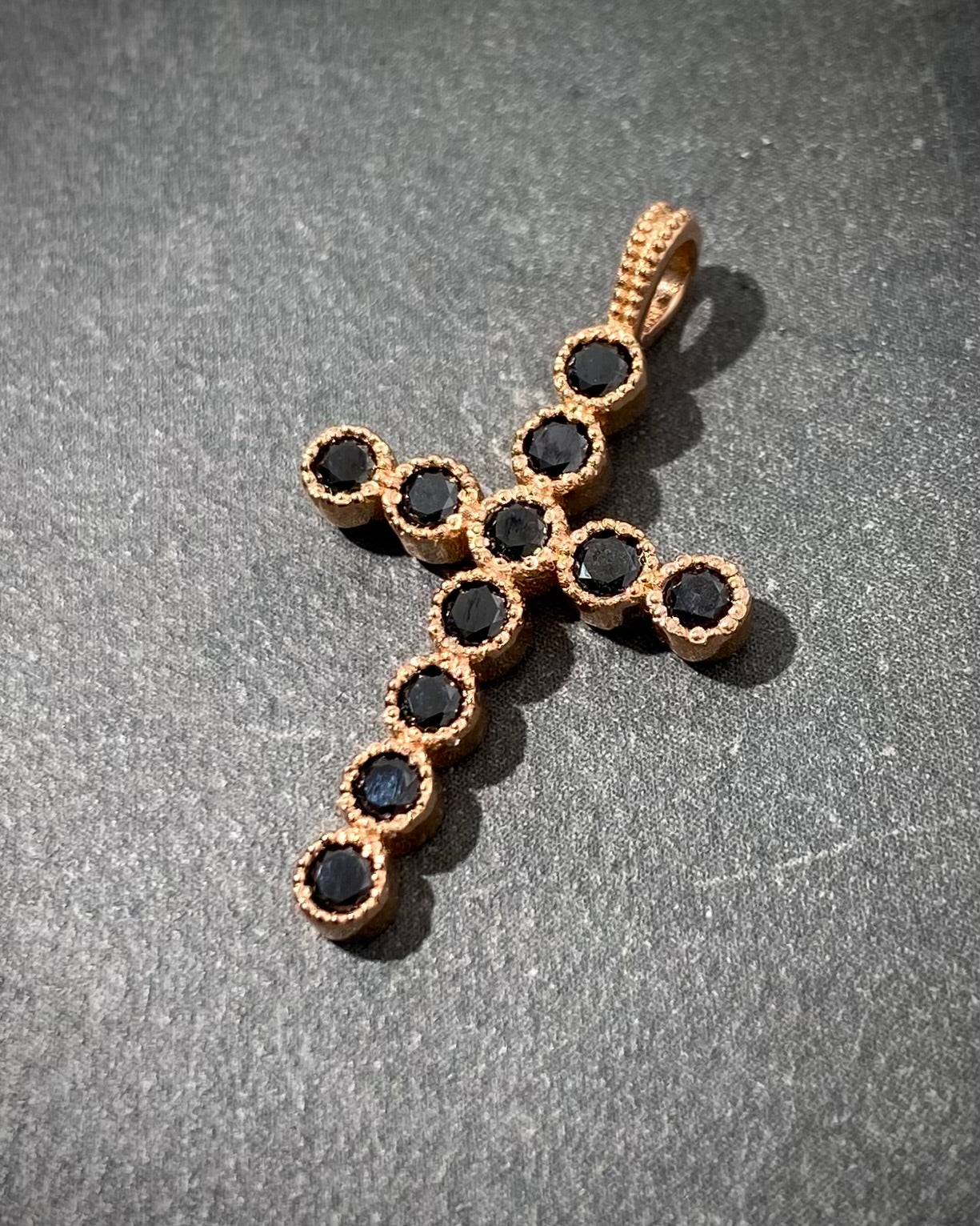 Dije de cruz con 66pts de diamante negro 1.8gr / Oro Rosado (Joya) P