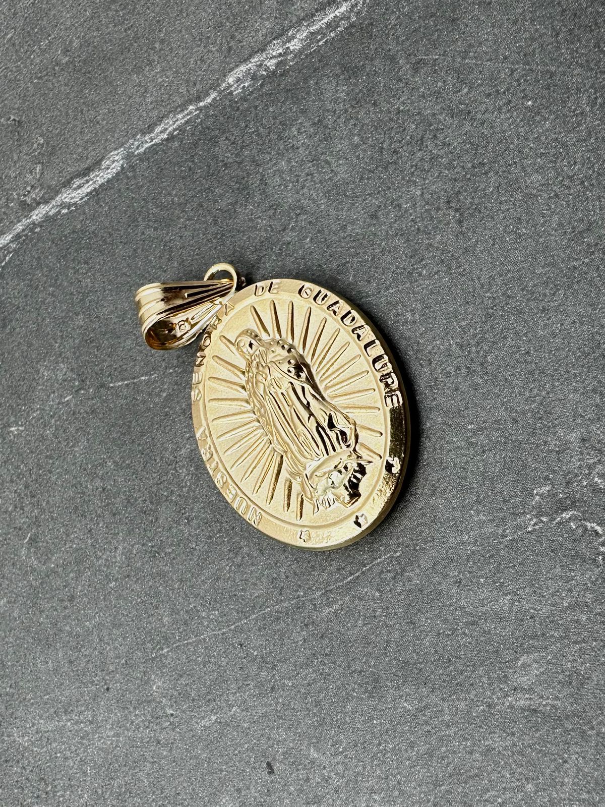 Dije virgen de guadalupe 3.45gr / Largo 4.2cm / Oro Amarillo Nac M