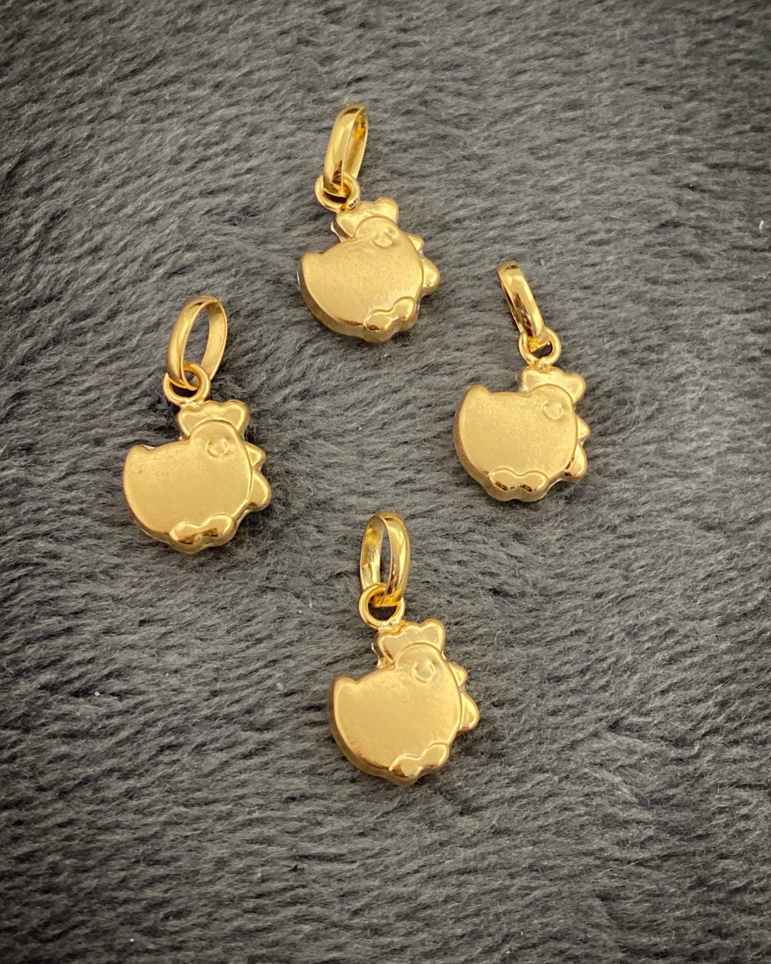Dije de gallina 0.4gr — Oro Amarillo