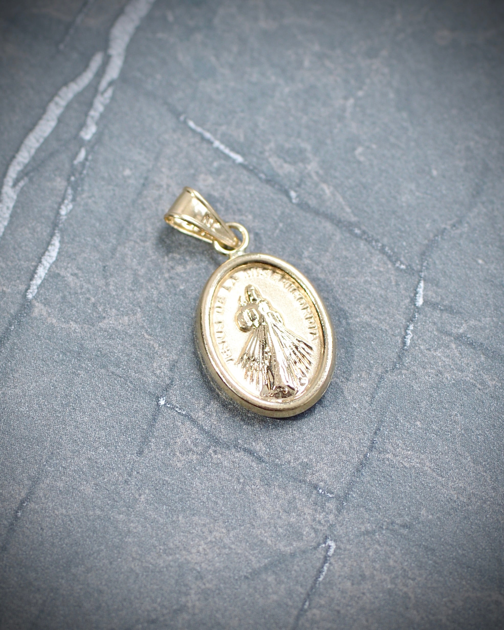 Dije de jesus de la misericordia 1.1gr / Oro Amarillo Nac B