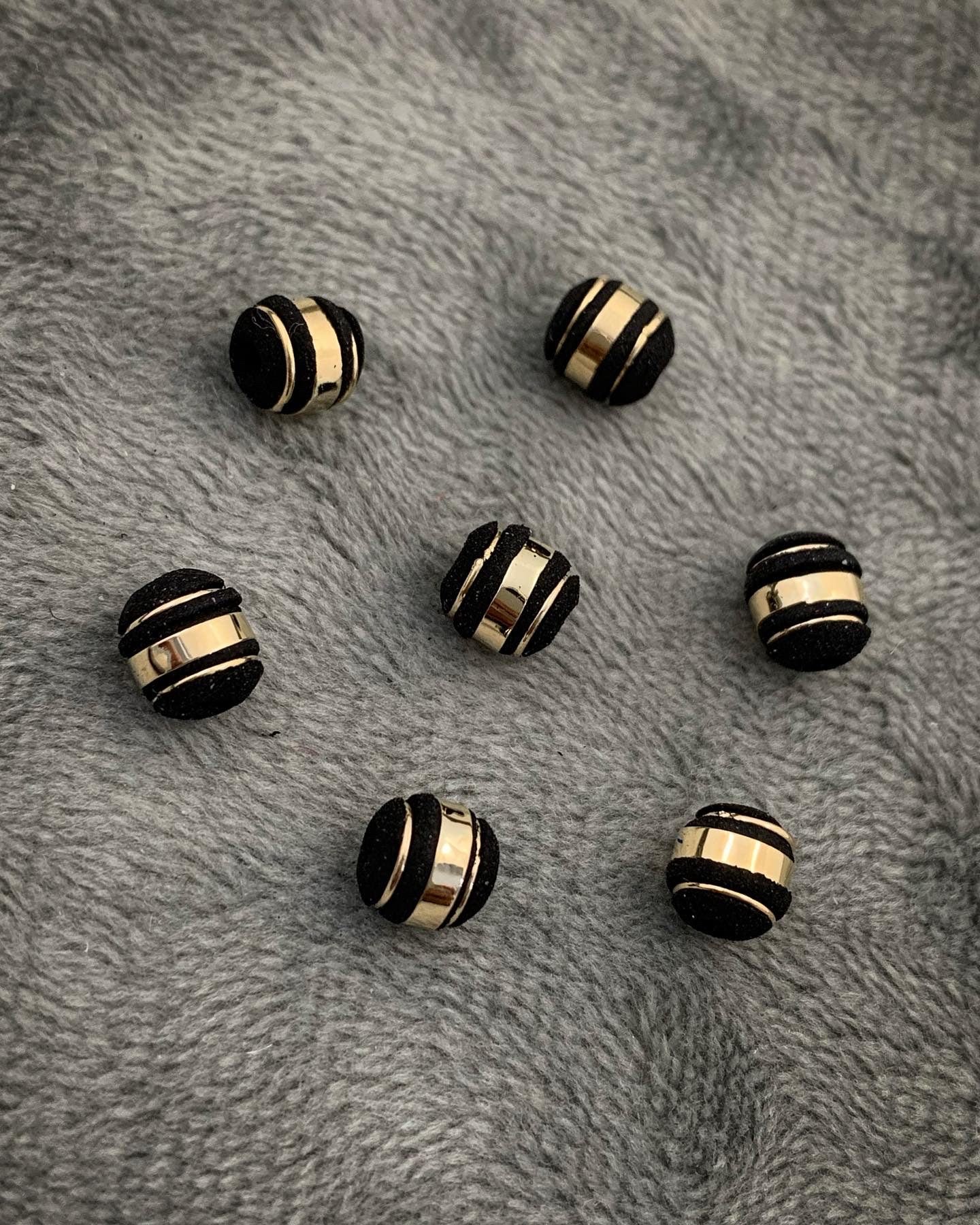 Neoros negros 8mm 3 rayas Oro Amarillo (Joya) B