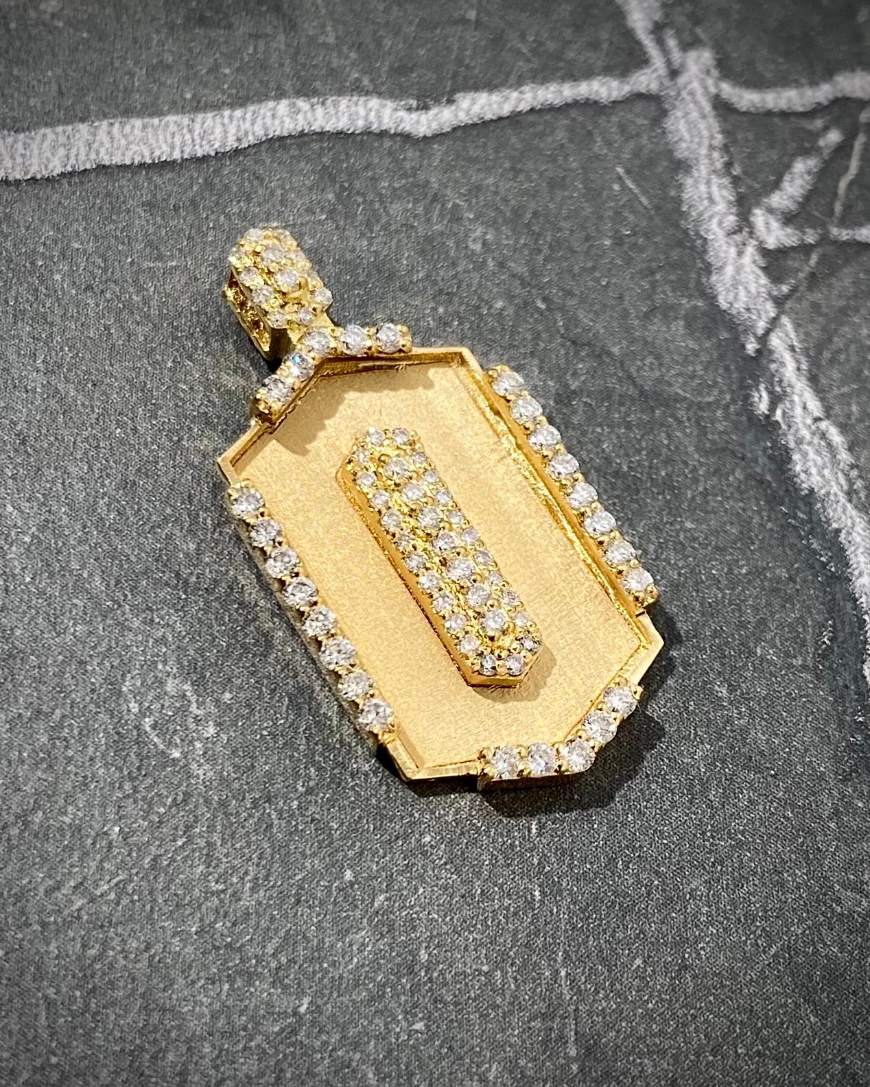Dije de placa con 83 pts de Diamante blanco 4gr / Oro Amarillo (Joya) P