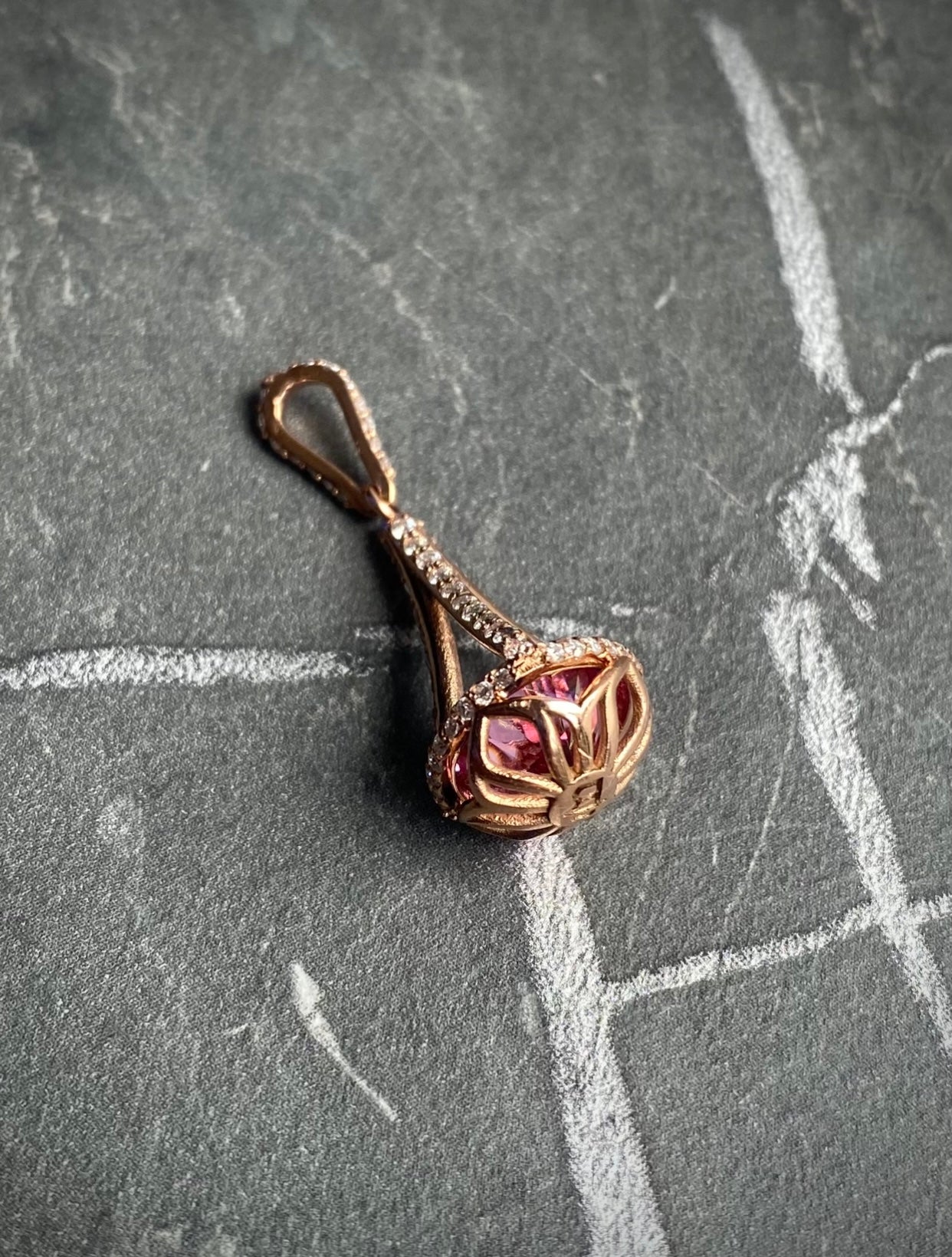 Dije de pendulo con 300 pts de Moiss rosada /65 pts de Moiss B 2.8gr / Oro Rosado (Joya) P