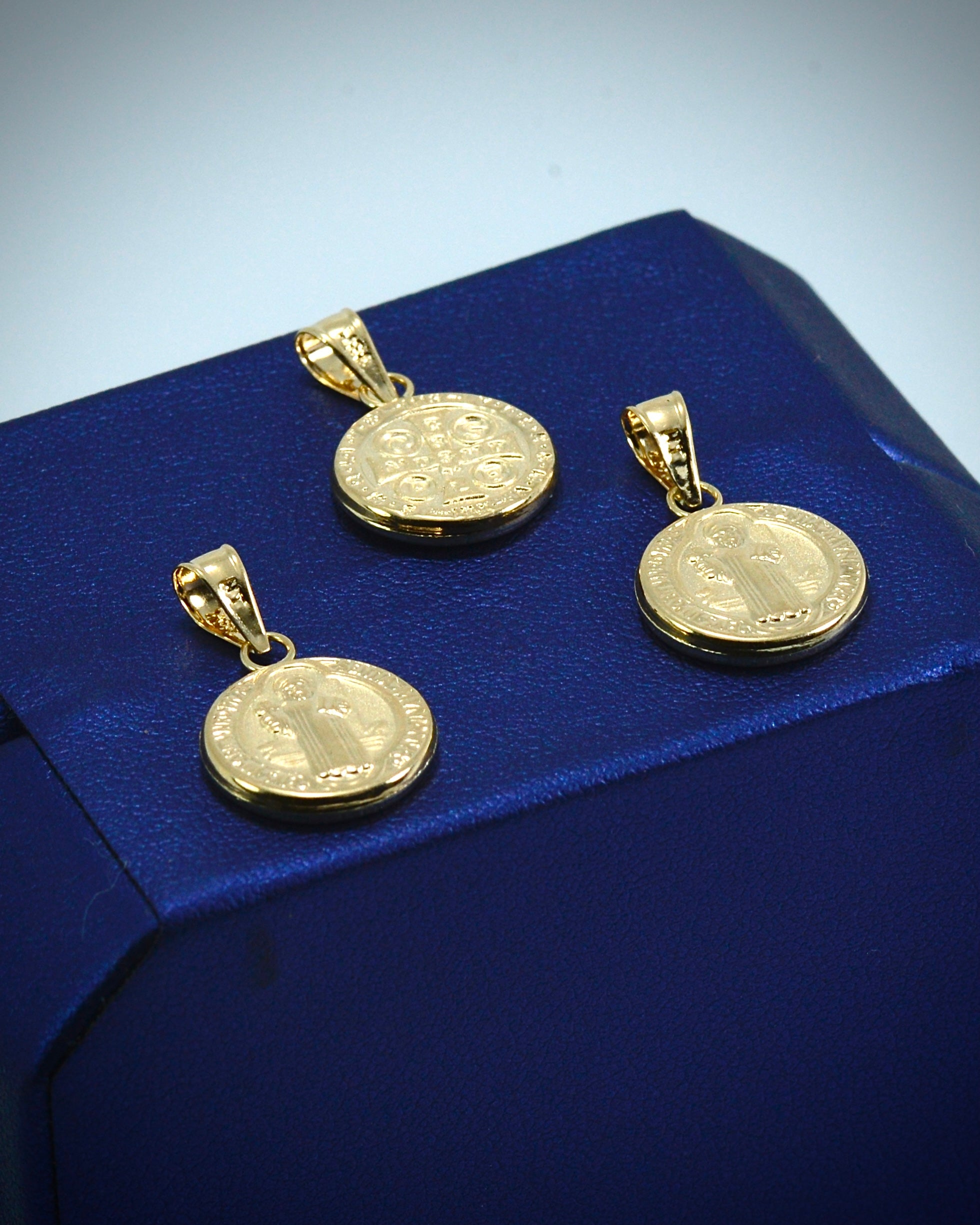 Dije de san benito 0.9gr / 2.2cm / 13mm — Oro Amarillo