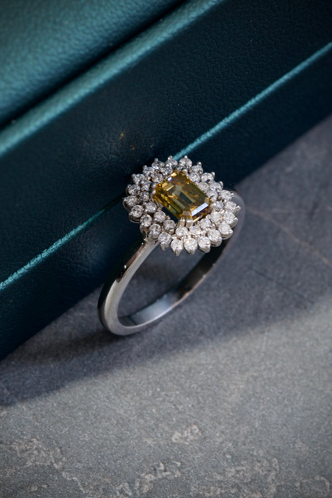 Solitario con diamantes 3.55gr Talla 6 1/4 Oro Blanco — Oro Blanco