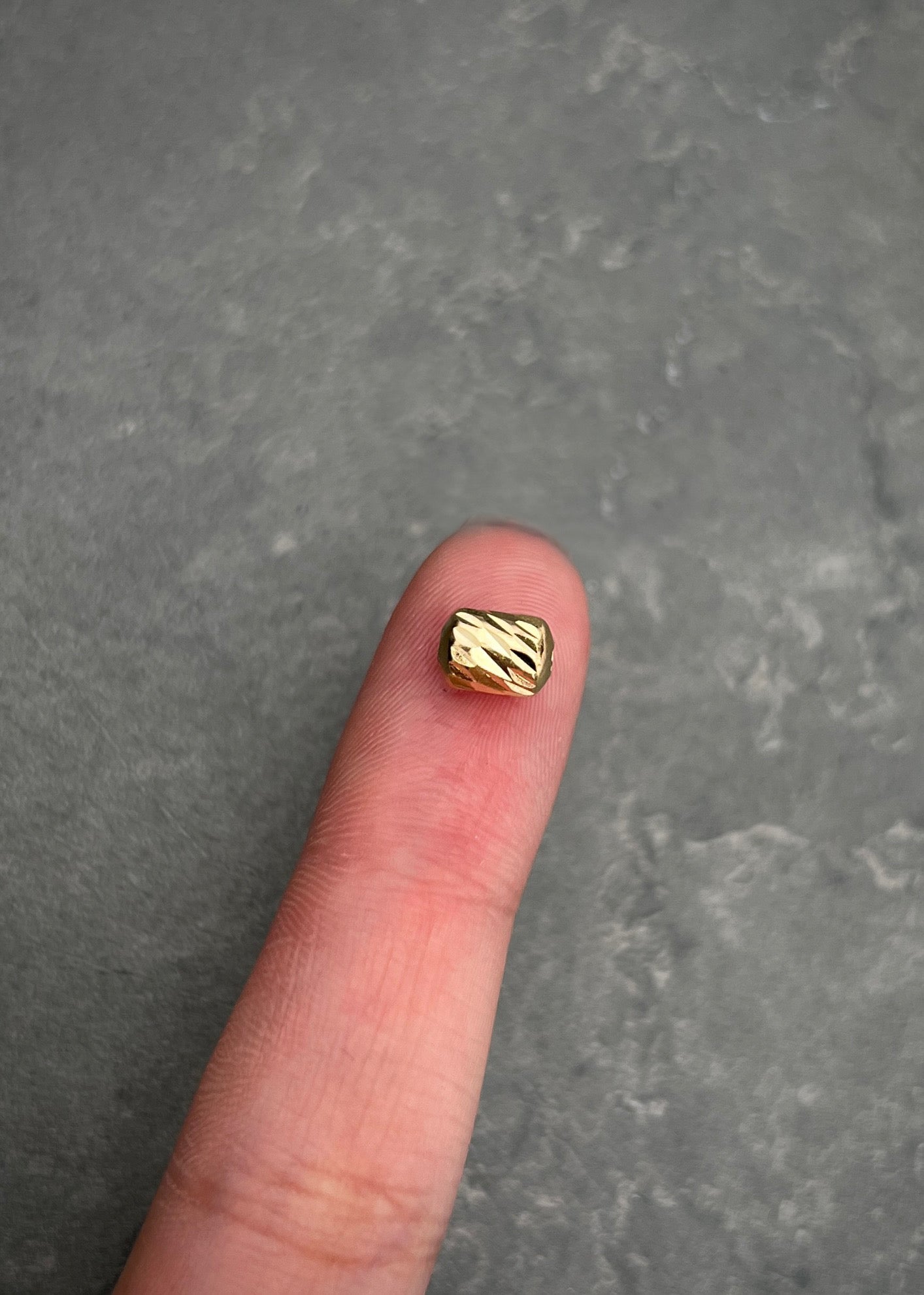 Herraje tubo diamantado 0.25gr / Largo 0.7cm / Oro Amarillo Nac B