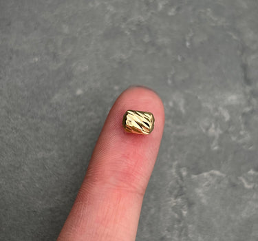 Herraje tubo diamantado 0.25gr / Largo 0.7cm / Oro Amarillo Nac B