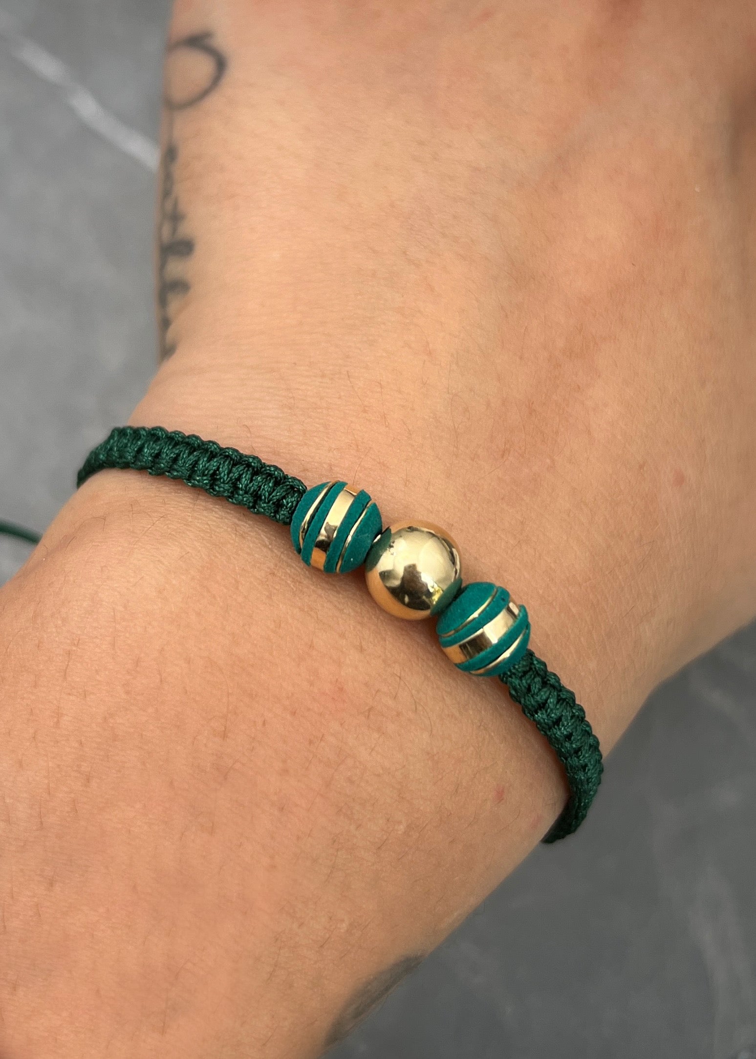 Pulsera en hilo verde con bolas lisas 0.35gr / Oro Amarillo (Joya) *