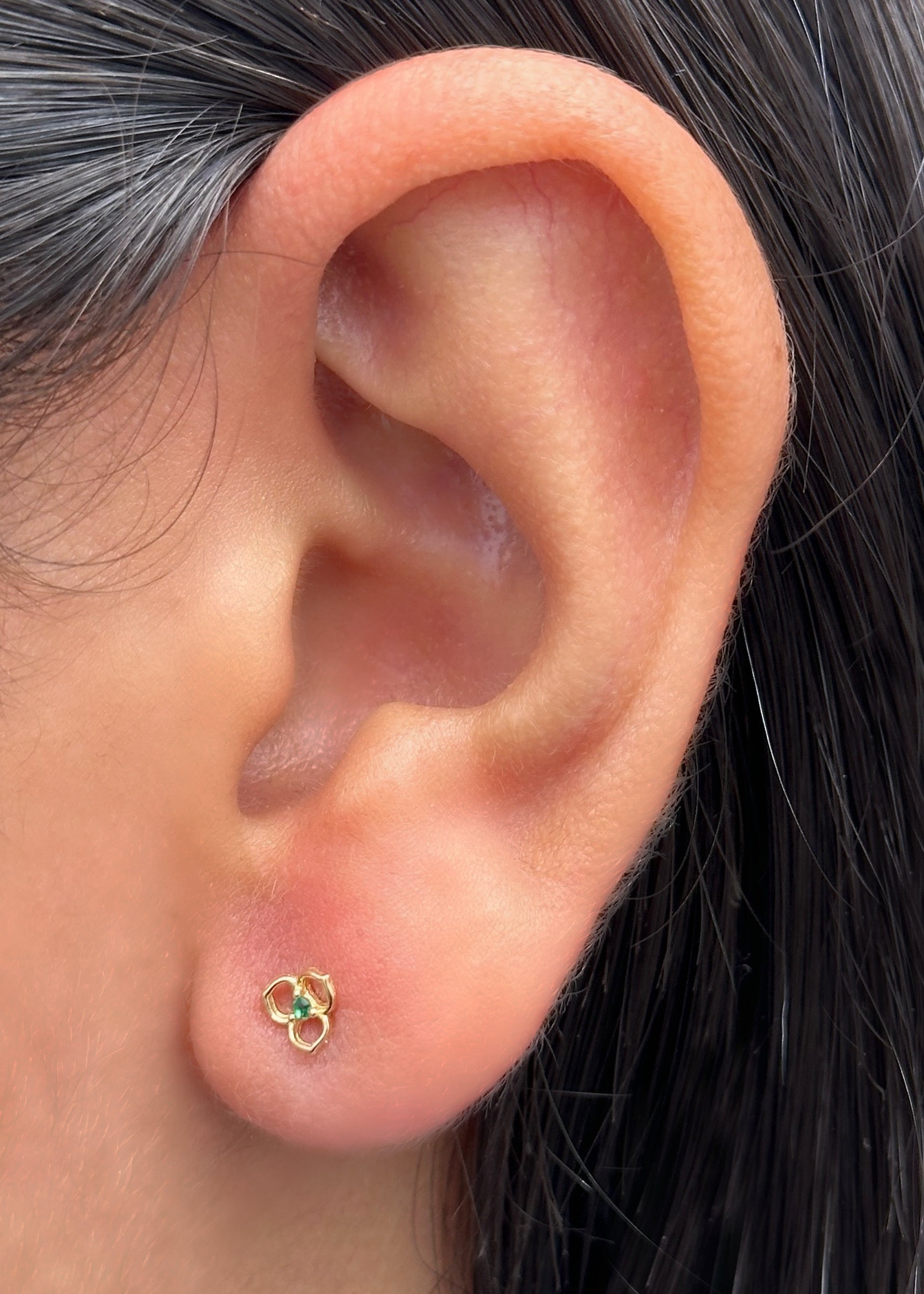 Topos flor con swarovski verde 0.55gr / Largo 0.5cm / Oro Amarillo Nac P