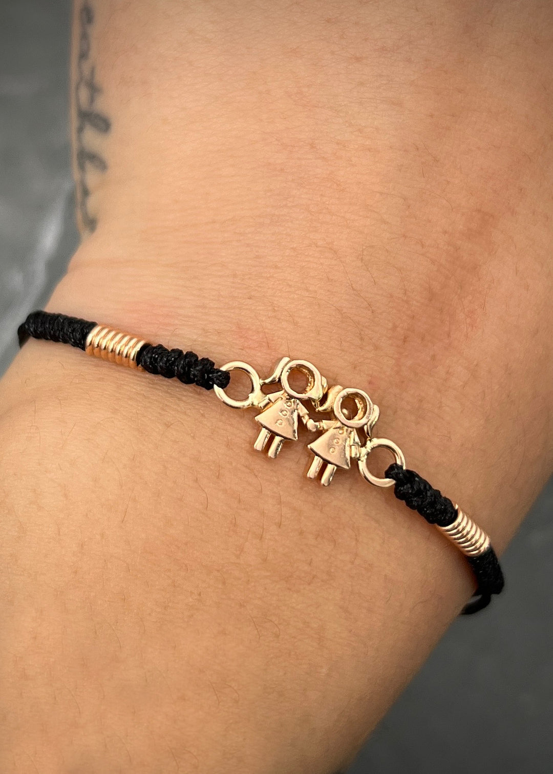 Pulsera en hilo negro con herraje niñas 2.55gr — Oro Rosado