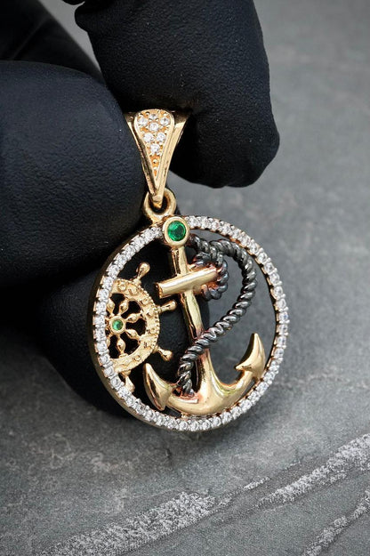 Dije ancla con swarovski verde y blanco 4.3gr / Largo 3.2cm — Oro Amarillo