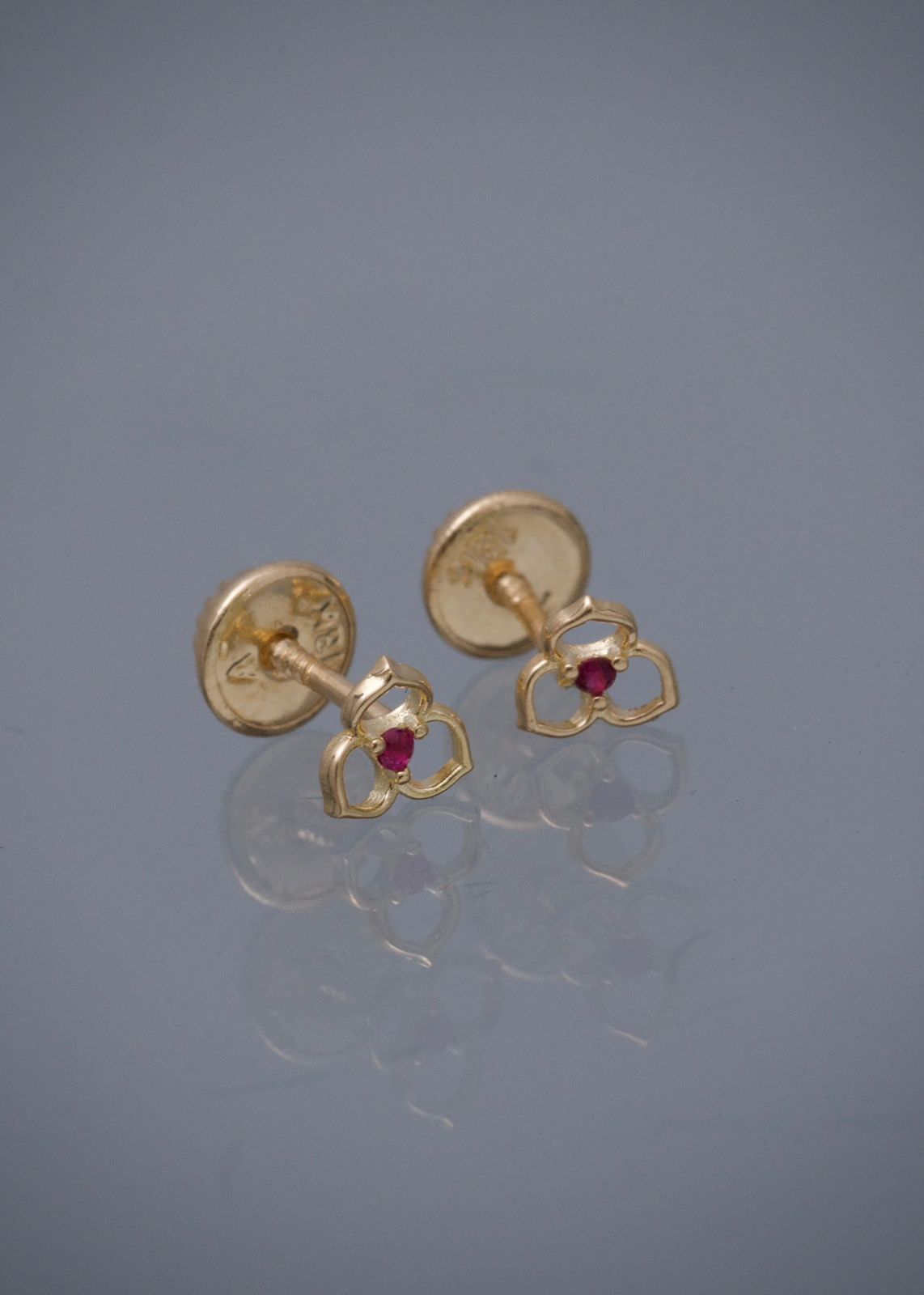 Topos flor con swarovski fucsia 0.55gr / Largo 0.5cm / Oro Amarillo Nac M
