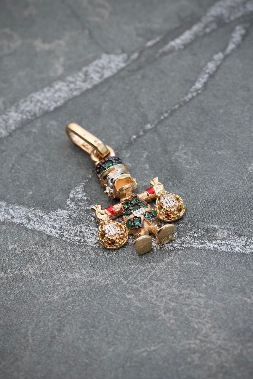 Dije tio rico con swarovski verde y amarillo 1.55gr / Largo 2.1cm — Oro Amarillo