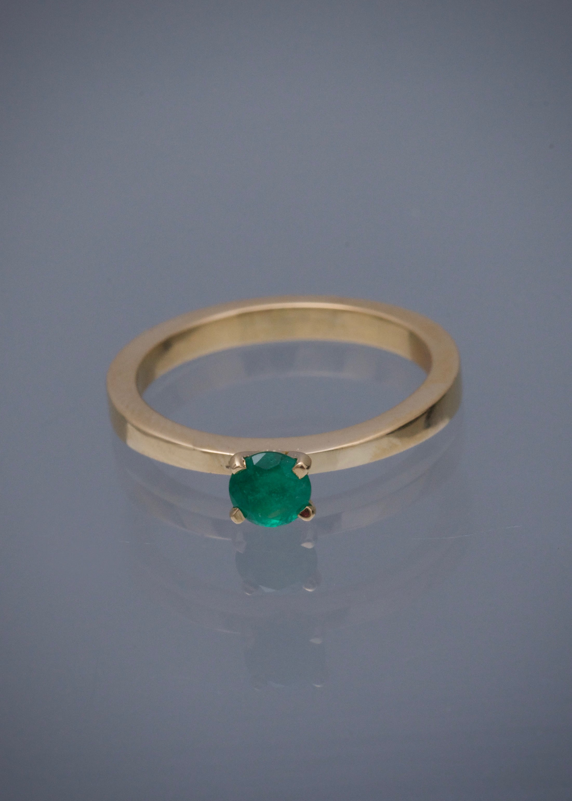 Solitario con 43pts de esmeralda 3.75gr / TALLA 6 1/2 / Oro Amarillo (Joya) B