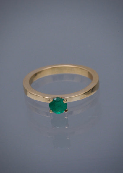 Solitario con 43pts de esmeralda 3.75gr / TALLA 6 1/2 / Oro Amarillo (Joya) B