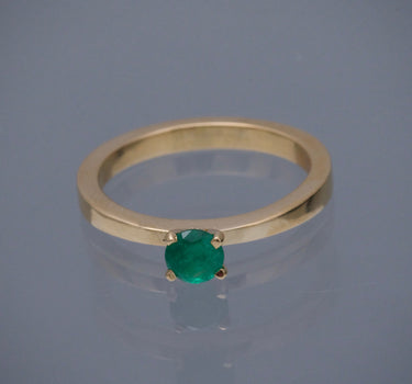 Solitario con 43pts de esmeralda 3.75gr / TALLA 6 1/2 / Oro Amarillo (Joya) B