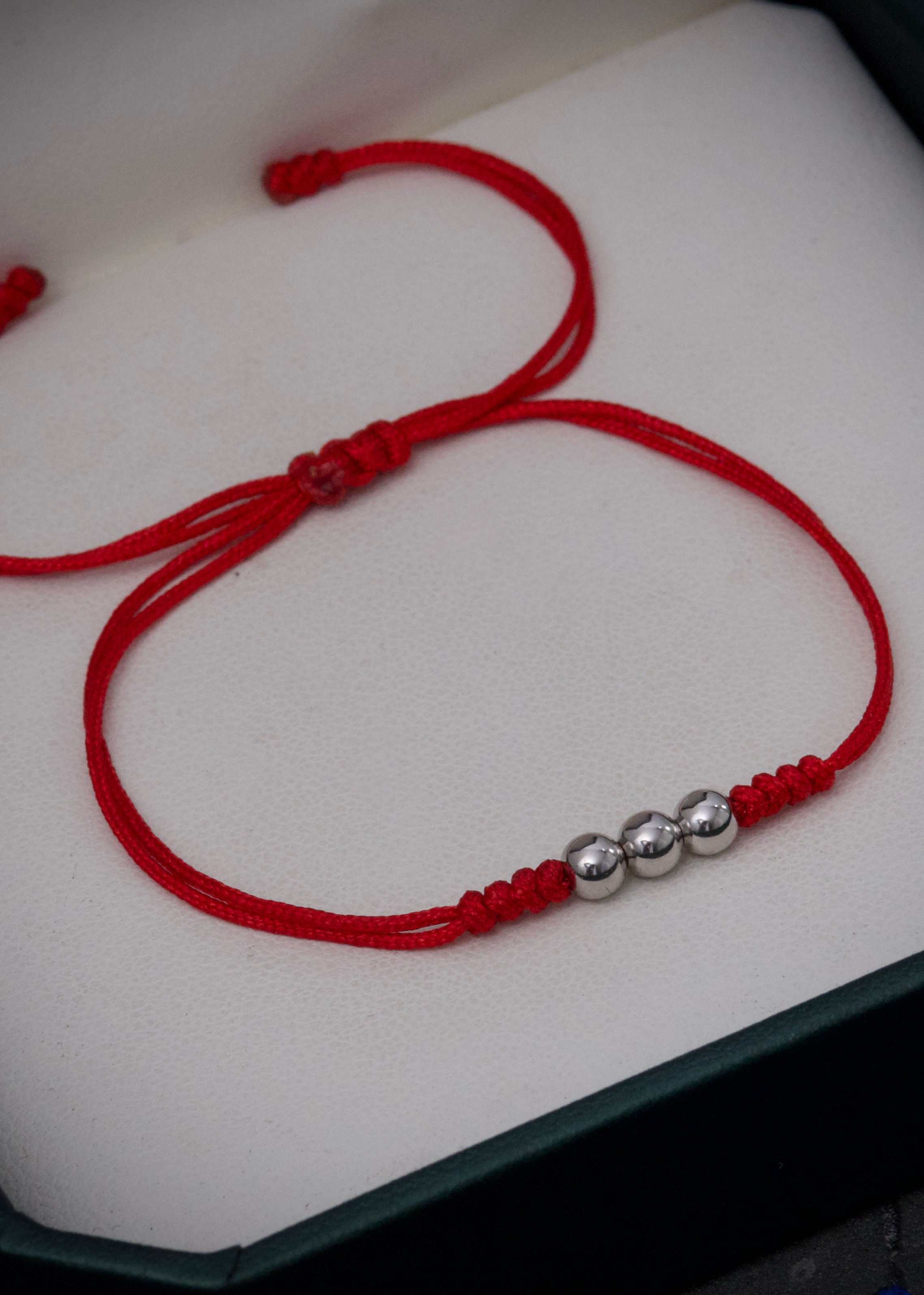Pulsera en hilo rojo con bolas lisas 4mm 0.25gr / Oro Blanco (Joya) M