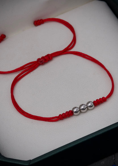 Pulsera en hilo rojo con bolas lisas 4mm 0.25gr / Oro Blanco (Joya) M