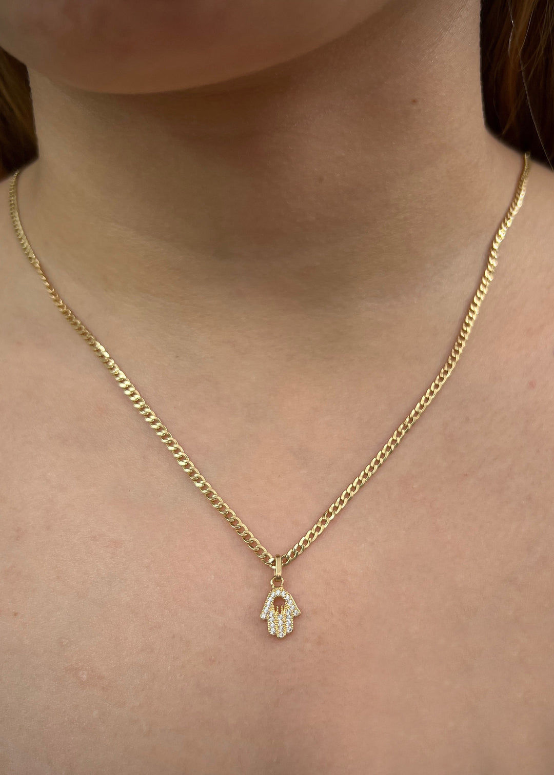 Dije mano hs con swarovski blanco 0.8gr / Largo 1.6cm — Oro Amarillo