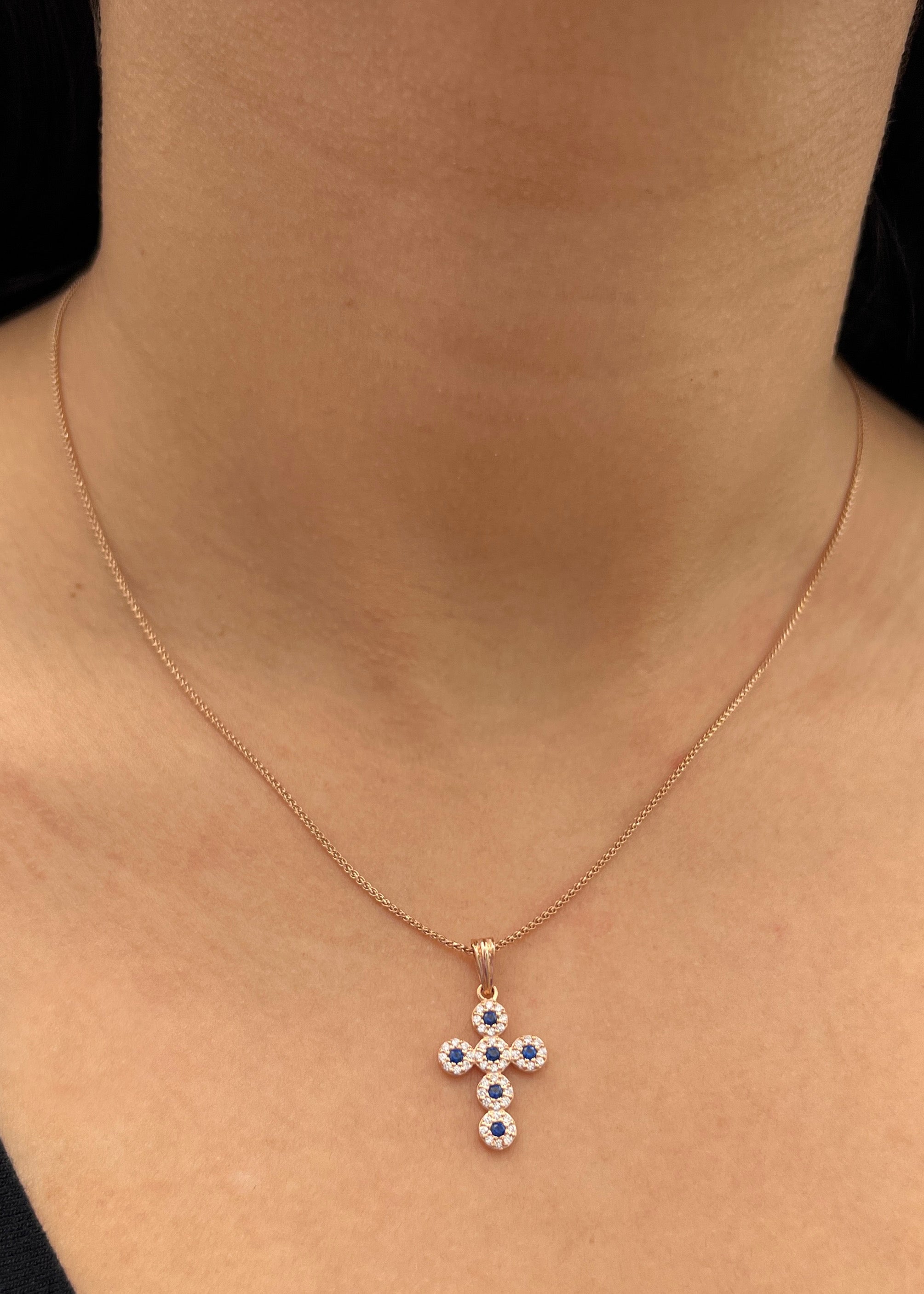 Dije cruz con swarovski azul y blanco 1.6gr / Largo 2.5cm / Oro Rosado Nac M