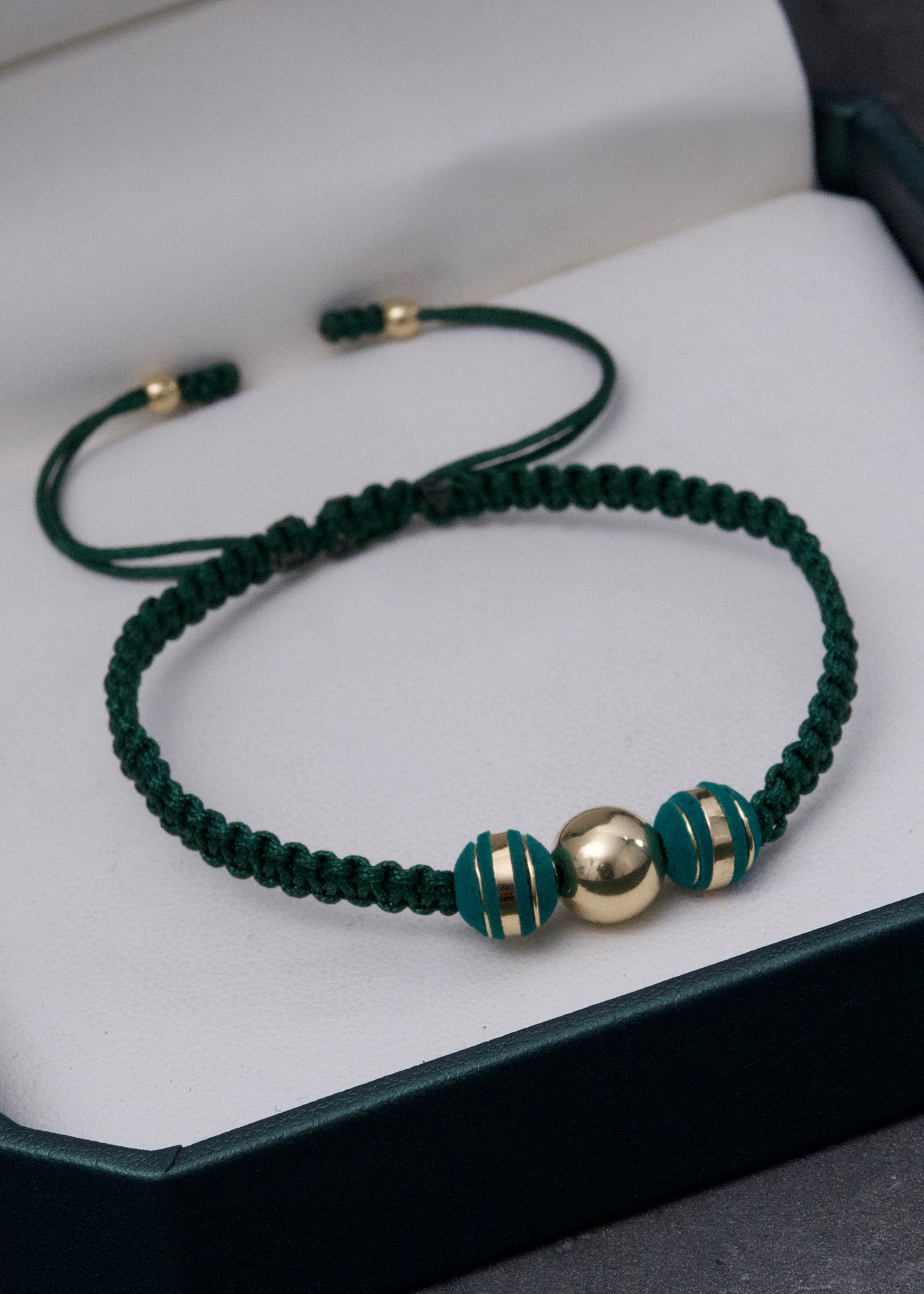 Pulsera en hilo verde con bolas lisas 0.35gr / Oro Amarillo (Joya) *