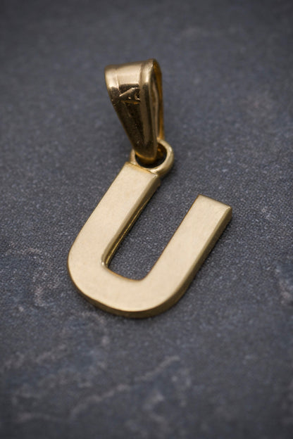 Dije de letra U liso 0.5gr / 1.2cm / Oro Amarillo Nac B