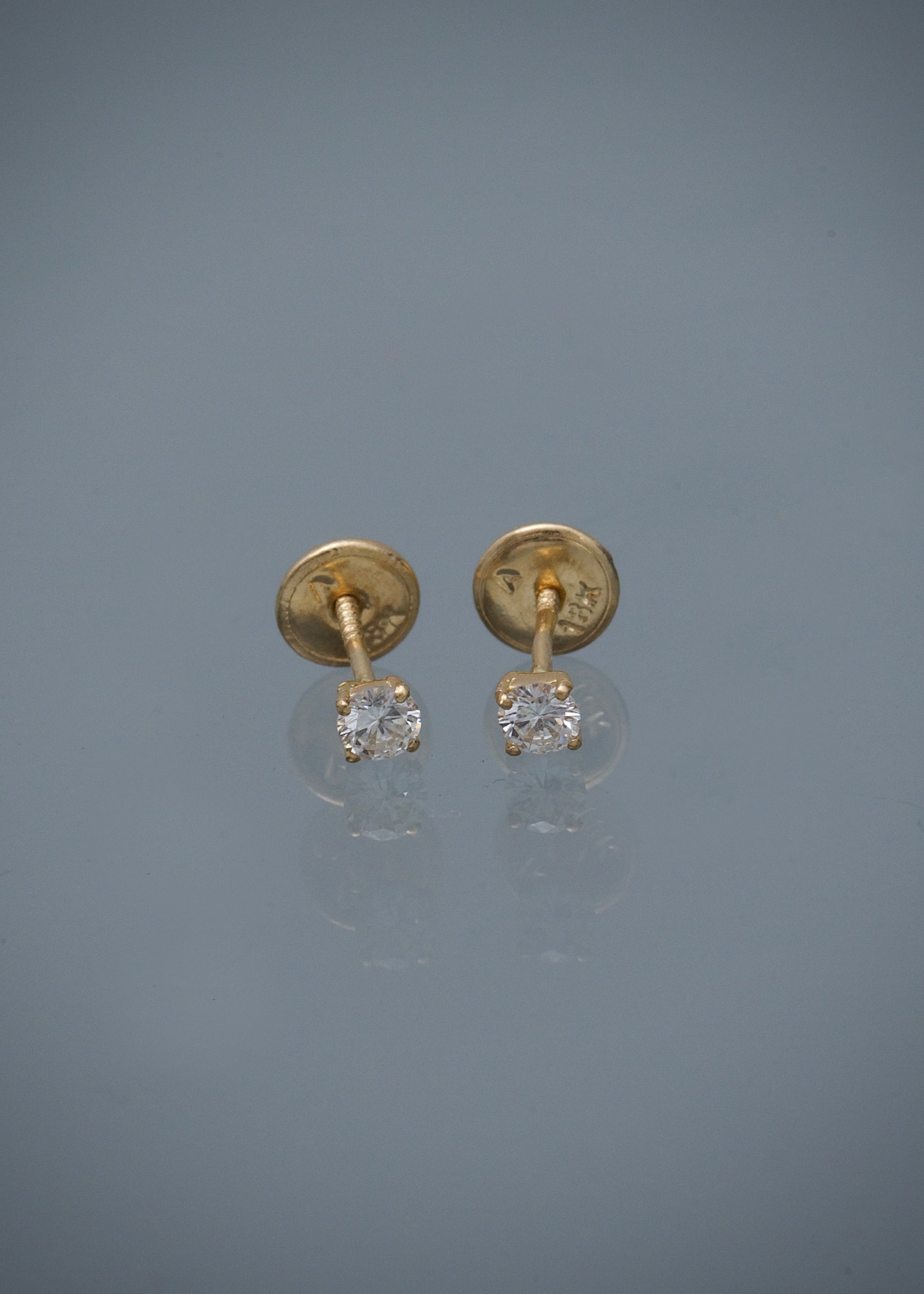 Topos con 31pts de diamante blanco 0.7gr / Largo 0.3cm / Oro Amarillo Nac (Joya) B