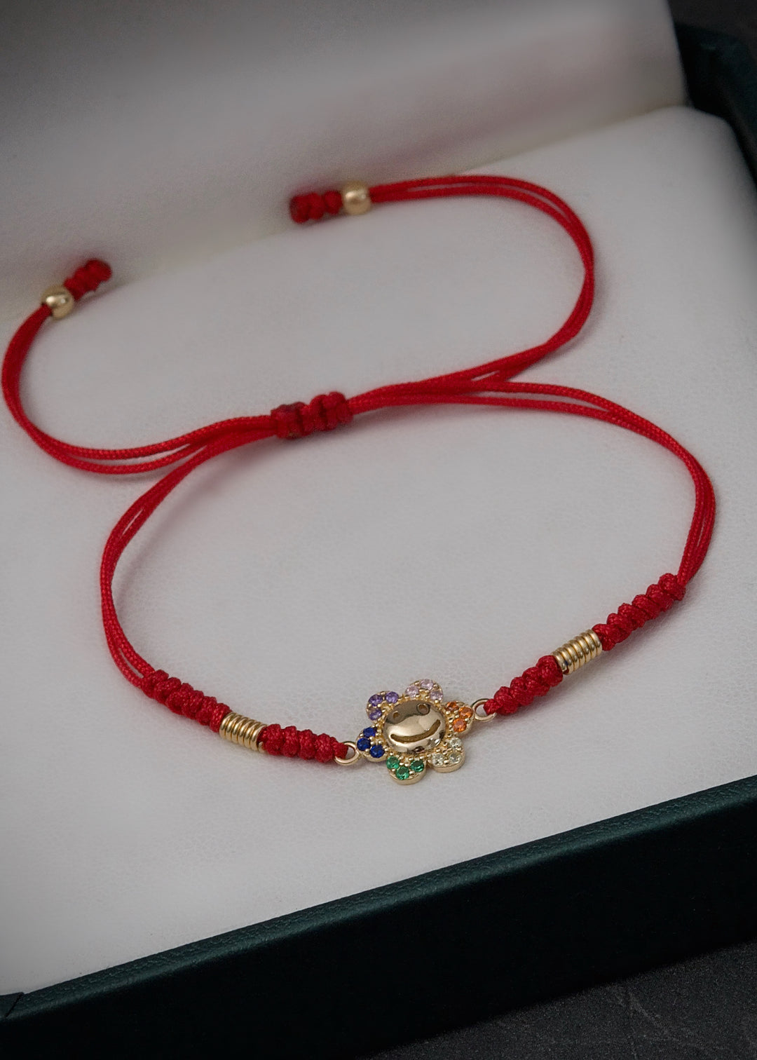 Pulsera en hilo rojo con herraje de flor 1.4gr — Oro Amarillo