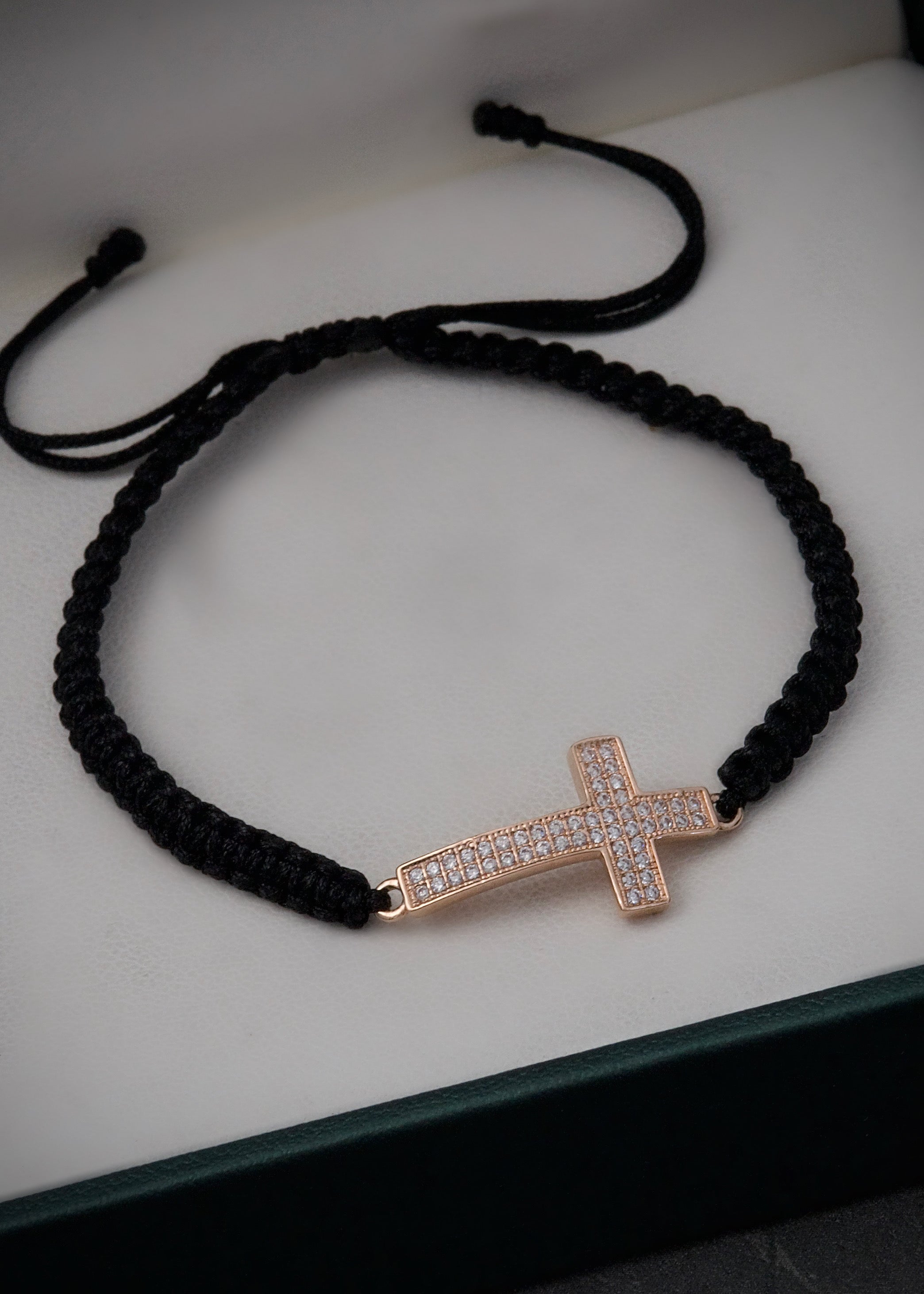 Pulsera en hilo negro con herraje cruz 1.55gr / Oro Rosado (Joya) M