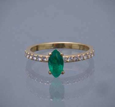 Solitario con 68pts de esmeralda / 40pts de diamante blanco 2.9gr / talla: 7 / Oro Amarillo (Joya) M