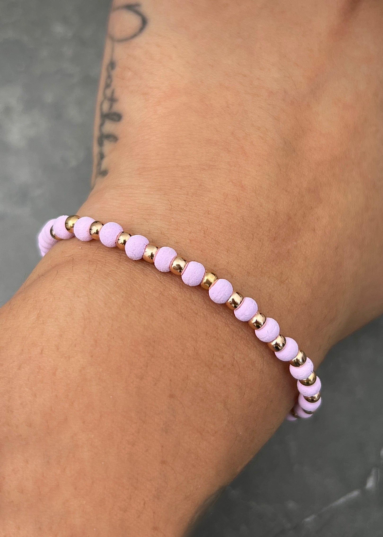 Pulsera en hilo Lila con bolas lisas 0.95gr / Oro Rosado (Joya) M