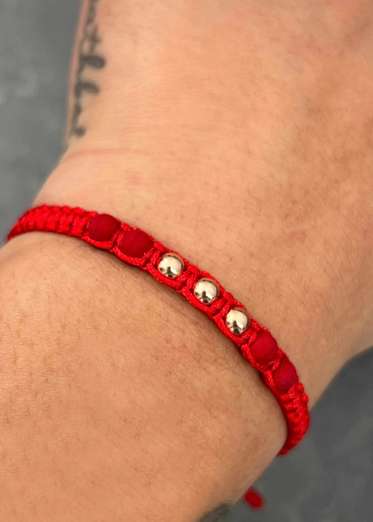 Pulsera en hilo rojo con bolas lisas 4mm y neoprenos 0.25gr / Oro Rosado (Joya)*