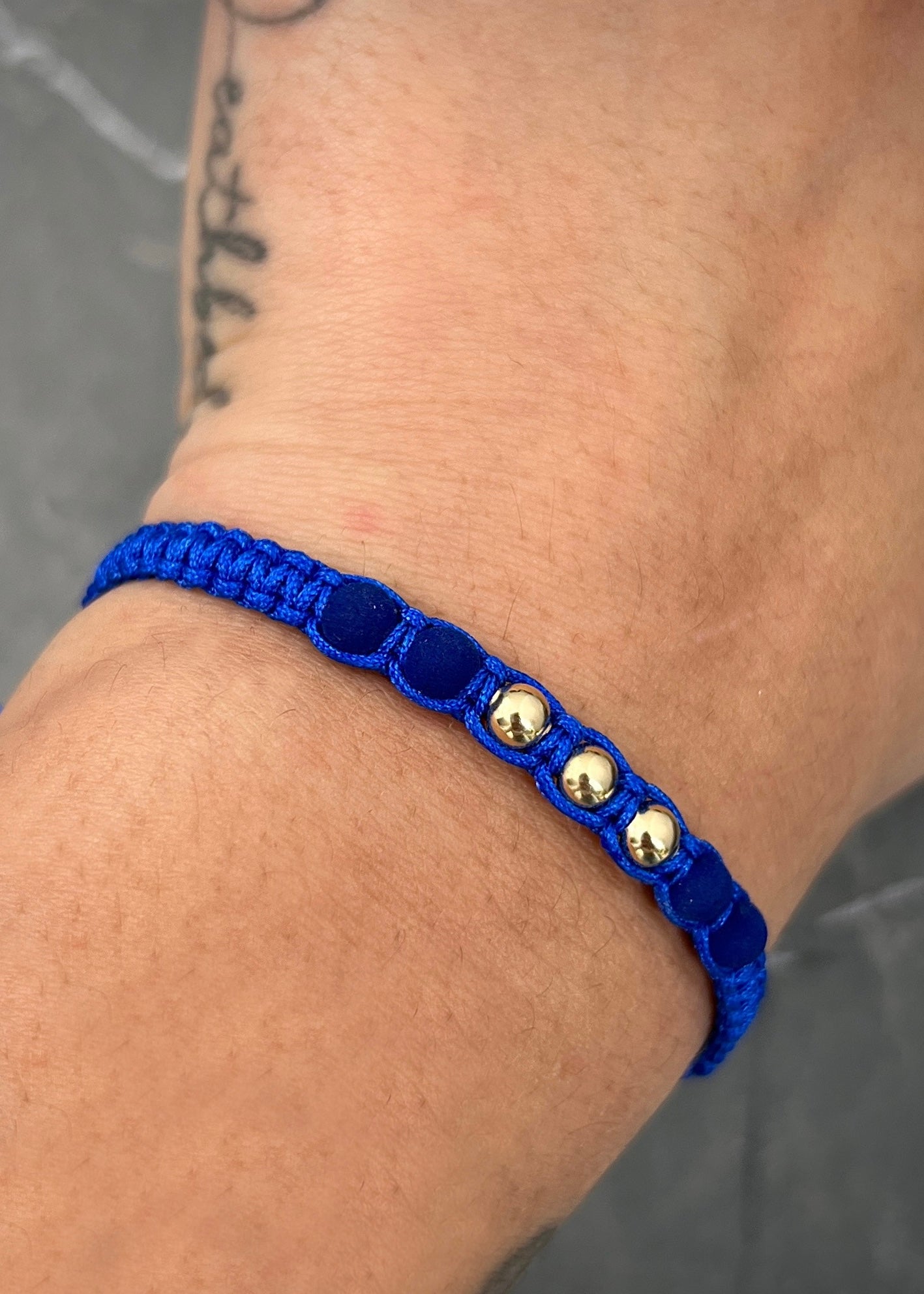 Pulsera en hilo azul con bolas lisas 4mm y Neoprenos 0.25gr / Oro Amarillo (Joya)*