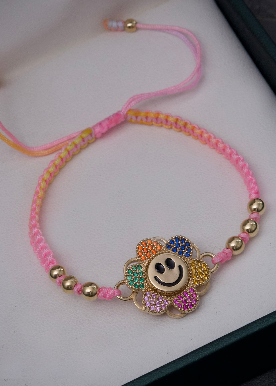 Pulsera en hilo rosado con herraje de flor 4.7gr — Oro Amarillo