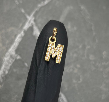 Dije letra M con swarovski blanco 0.95gr / Largo 1.5cm / Oro Amarillo Nac B