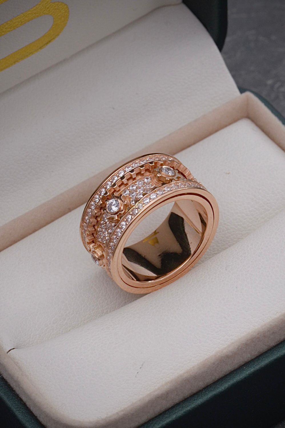 Anillo mecanico con swarovski blanco 11.75 gr / Talla 5 1/4 / Oro Rosado Nac M