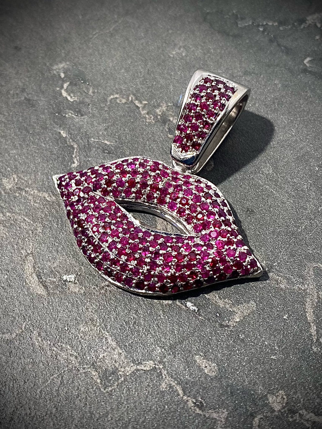Dije de beso con rubies 3.09Qts (309pts) 23.55gr — Oro Blanco