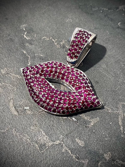 Dije de beso con rubies 3.09Qts (309pts) 23.55gr / Oro Blanco (Joya) P