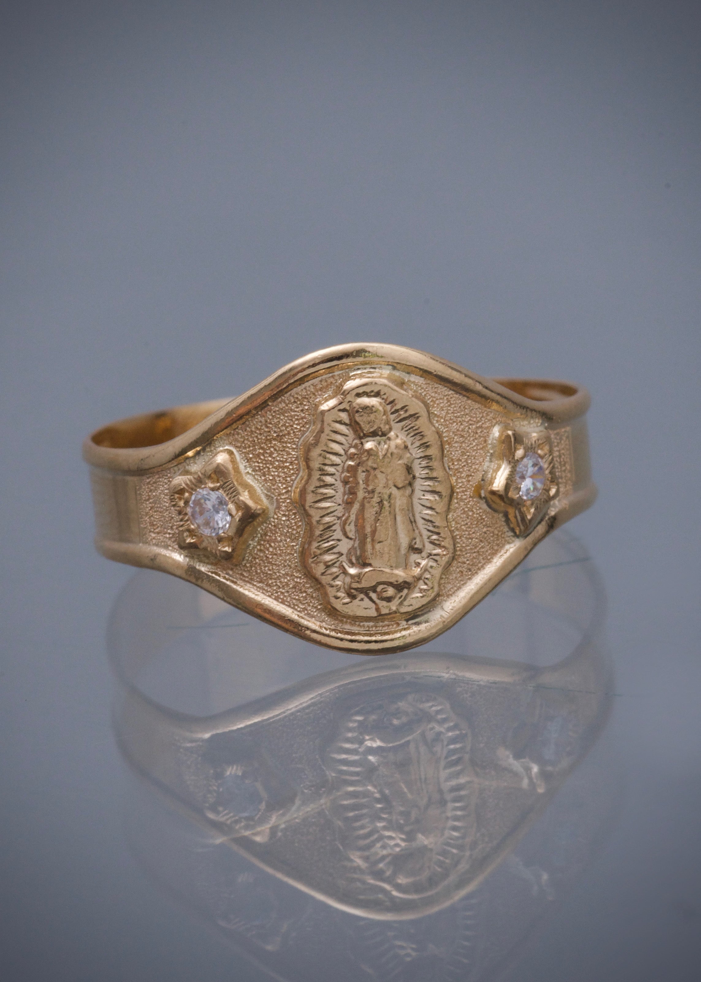 Anillo virgen de guadalupe con swarovski blanco 2.6gr / Talla 10 1/2 / Oro Amarillo Nac B