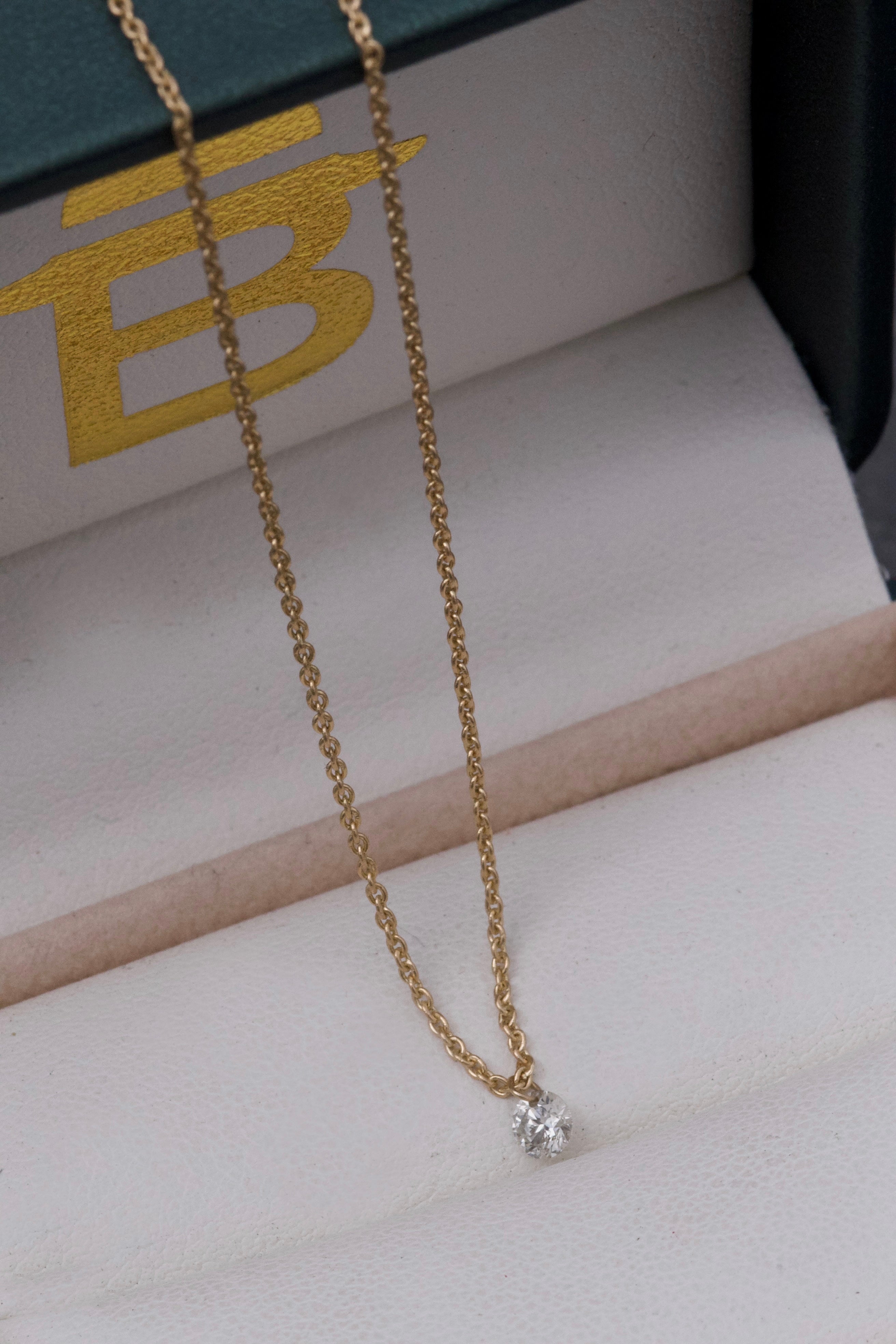 Cadena con 17pts de diamante 2gr / Largo 45cm / Oro Amarillo (Joya) P