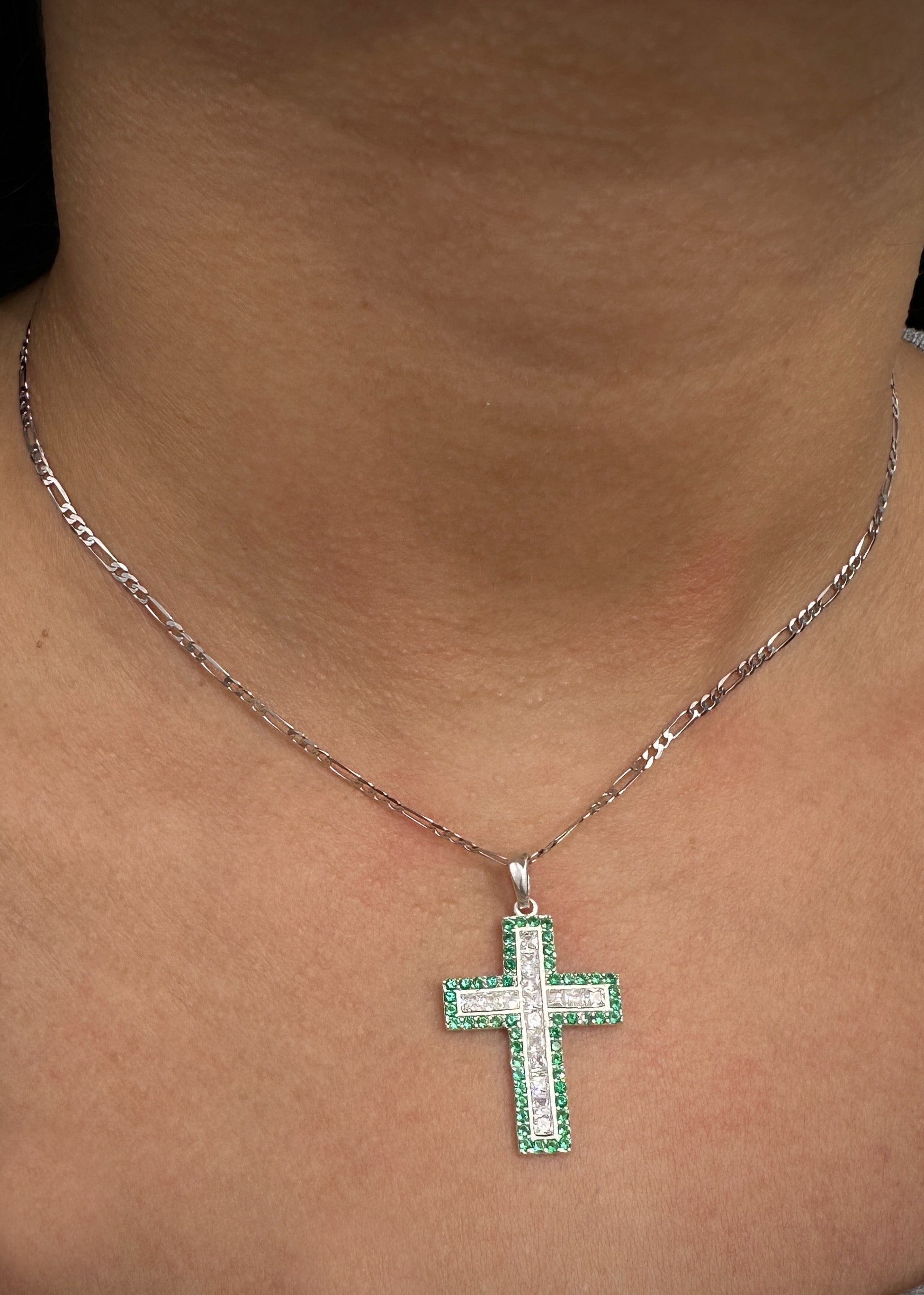 Dije cruz con swarovski blanco y verde 1.95gr / Largo: 3.1cm / Plata P