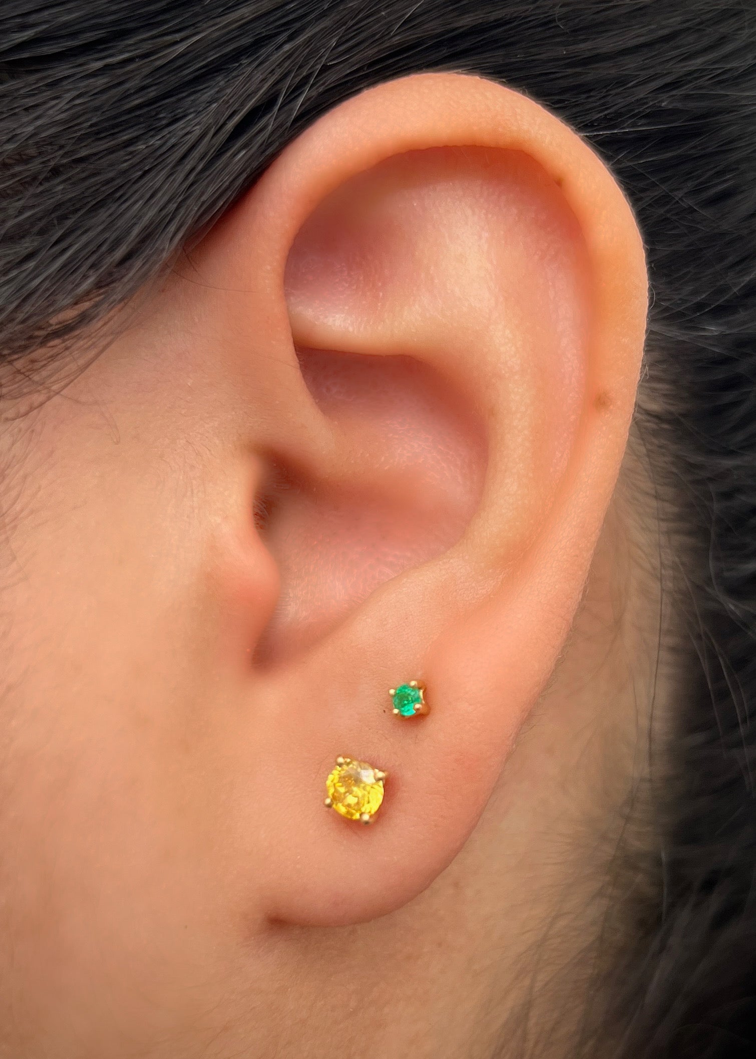 Topos con swarovski amarillo 0.9gr / Largo 0.4cm / Oro Amarillo Nac M