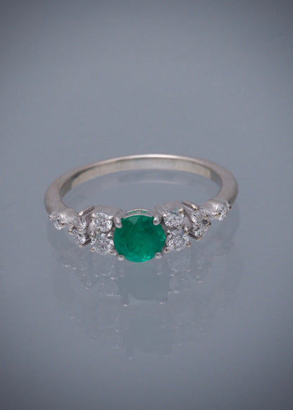 Solitario con 53pts de esmeralda y 20pts de diamantes 2.8gr / TALLA 6 / Oro Blanco (Joya) M