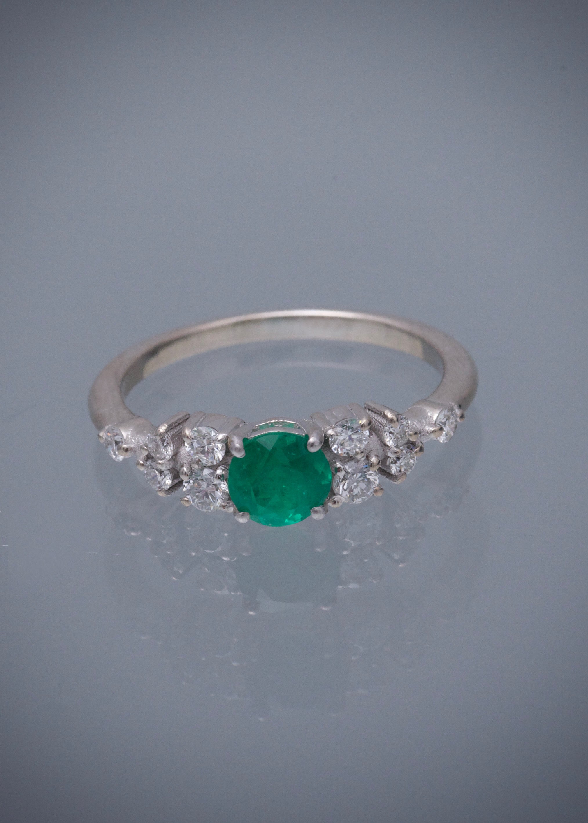 Solitario con 43pts de esmeralda y 21pts de diamantes 2.65gr / TALLA 6 / Oro Blanco (Joya) P