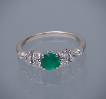 Solitario con 43pts de esmeralda y 21pts de diamantes 2.65gr / TALLA 6 / Oro Blanco (Joya) P