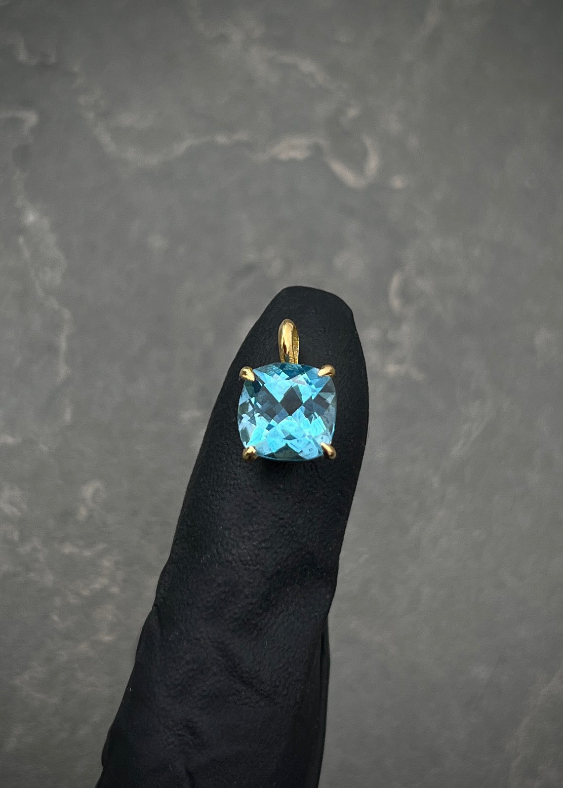 Dije con 234pts de topacio swiss 1.35gr / Largo 1.2cm / Oro Amarillo (Joya) P