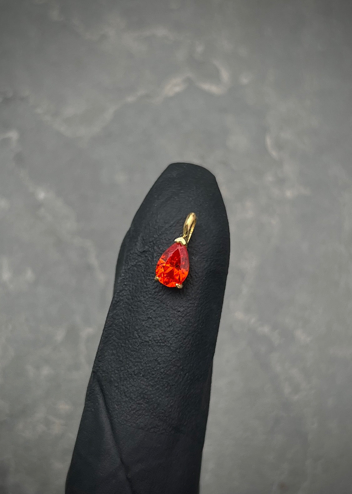 Dije con swarovski naranjado 0.45gr / Largo 0.9cm / Oro Amarillo Nac P