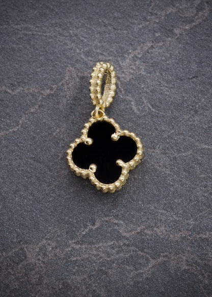 Dije Lucky Clover Piedra Negra 0.95gr / 1.6cm / 9.6mm — Oro Amarillo