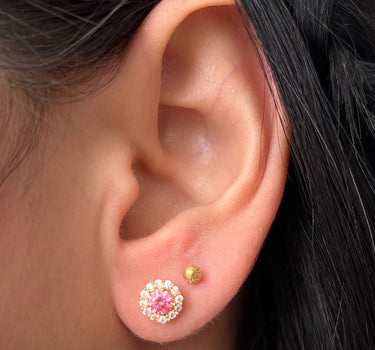 Topos flor con swarovski rosado y blanco 2.2gr / Largo 0.7cm / Oro Amarillo Nac P